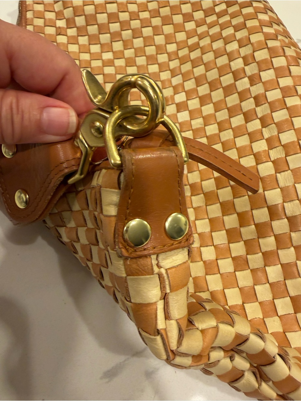 Clare V Moyen Messenger bag woven checker tan & cream - Picture 9 of 11
